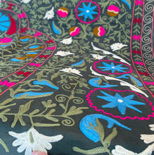 Load image into Gallery viewer, Telo copriletto-copridivano con ricami multicolor