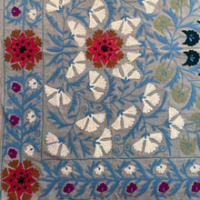 Load image into Gallery viewer, Dettaglio di telo copriletto-copridivano con ricami multicolor