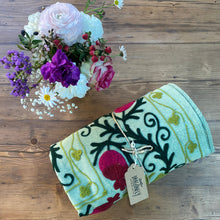 Load image into Gallery viewer, copriletto-copridivano singolo verde pistacchio con ricami multicolor