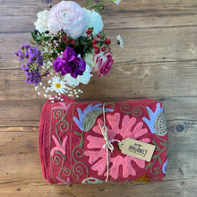 Load image into Gallery viewer, Copriletto-copridivano singolo color mattone con ricami multicolor