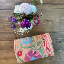 Load image into Gallery viewer, Copriletto-copridivano singolo pesca con ricami multicolor