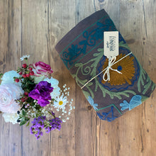 Load image into Gallery viewer, Telo decorativo fondo color antracite con ricami multicolor