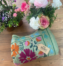 Load image into Gallery viewer, Telo copriletto-copridivano con ricami multicolor