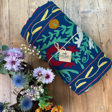 Load image into Gallery viewer, telo copriletto-copridivano con ricami floreali