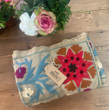 Load image into Gallery viewer, Telo copriletto-copridivano con ricami multicolor