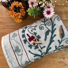 Load image into Gallery viewer, Telo copriletto-copridivano con ricami floreali multicolor