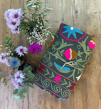 Load image into Gallery viewer, Telo copriletto-copridivano con ricami multicolor