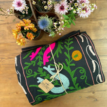 Load image into Gallery viewer, Telo copriletto-copridivano con ricami floreali multicolor