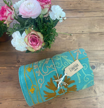 Load image into Gallery viewer, Telo copriletto-copridivano con ricami multicolor