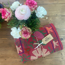 Load image into Gallery viewer, Telo copriletto-copridivano con ricami multicolor