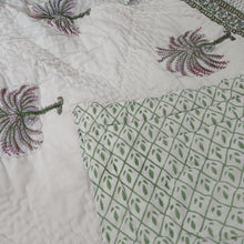 Carica l'immagine nel visualizzatore di Gallery, Trapunta Green Palm Trees