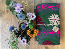 Load image into Gallery viewer, telo copridivano-copriletto con ricami floreali multicolore