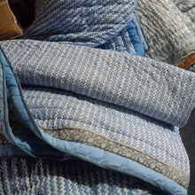 Carica l'immagine nel visualizzatore di Gallery, Trapunta Blue Lightnings