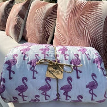 Load image into Gallery viewer, Flamingos quilt