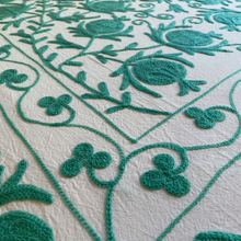 Carica l'immagine nel visualizzatore di Gallery, Copriletto Suzani turchese