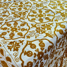 Carica l'immagine nel visualizzatore di Gallery, Copriletto Suzani zafferano