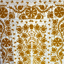 Carica l'immagine nel visualizzatore di Gallery, Copriletto Suzani zafferano