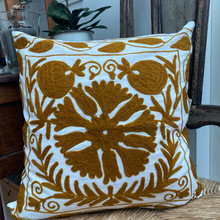 Carica l'immagine nel visualizzatore di Gallery, Copriletto Suzani zafferano