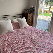 Carica l'immagine nel visualizzatore di Gallery, Trapunta Pink Palm Trees