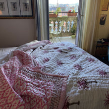 Carica l'immagine nel visualizzatore di Gallery, Trapunta Pink Palm Trees