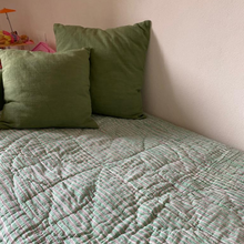 Load image into Gallery viewer, Flamingos quilt
