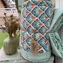 Carica l'immagine nel visualizzatore di Gallery, Trapunta Lotus Gate red