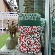 Carica l'immagine nel visualizzatore di Gallery, Trapunta Lotus Gate red