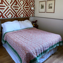 Carica l'immagine nel visualizzatore di Gallery, Trapunta Lotus Gate red