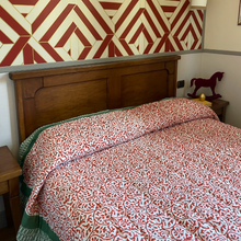 Carica l'immagine nel visualizzatore di Gallery, Trapunta Lotus Gate red