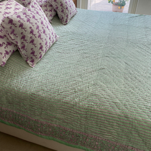 Load image into Gallery viewer, Flamingos quilt