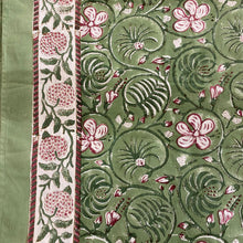 Load image into Gallery viewer, Tovaglia dal disegno floreale sul verde salvia, rosso rubino e bianco, stampata manualmente con tecnica hand block print
