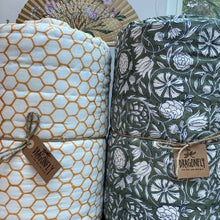 Load image into Gallery viewer, Flowery Hive Quilt
