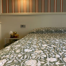 Load image into Gallery viewer, Flowery Hive Quilt
