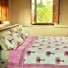 Carica l&#39;immagine nel visualizzatore di Gallery, Trapunta Pink Palm Trees

