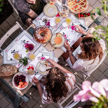 Load image into Gallery viewer, Red Roses tablecloth and placemats
