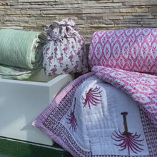 Carica e avvia il video nel visualizzatore di galleria, Trapunta Pink Palm Trees
